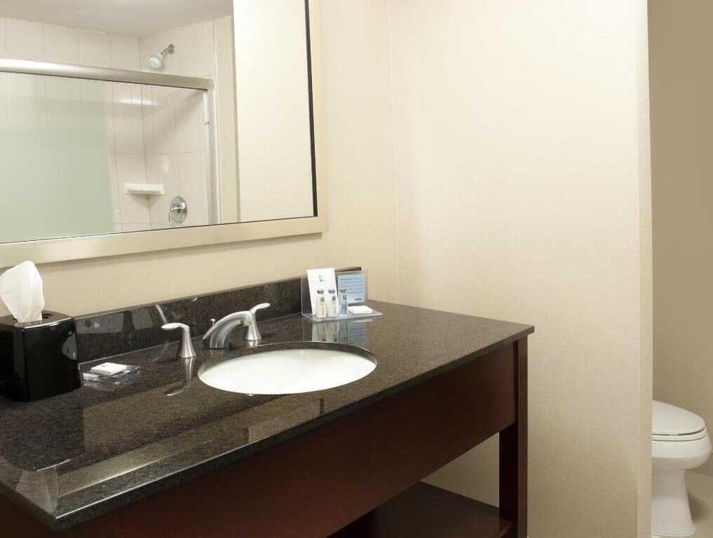 Bathroom | Combined shower/tub, hair dryer, towels