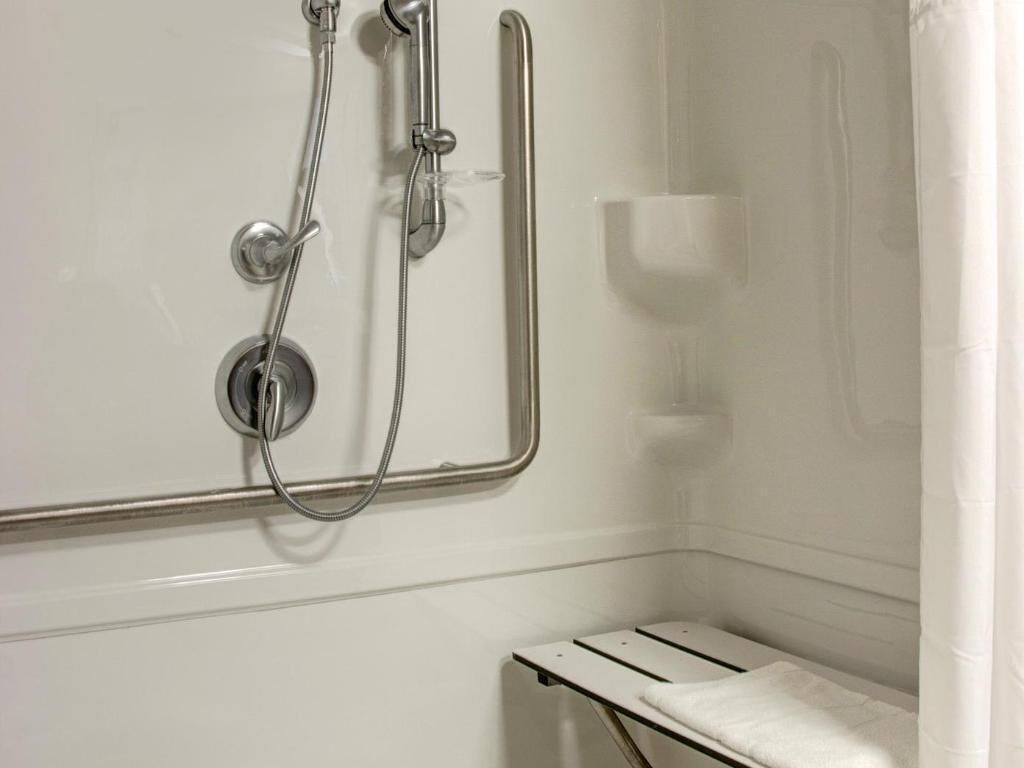 Bathroom | Combined shower/tub, hair dryer, towels