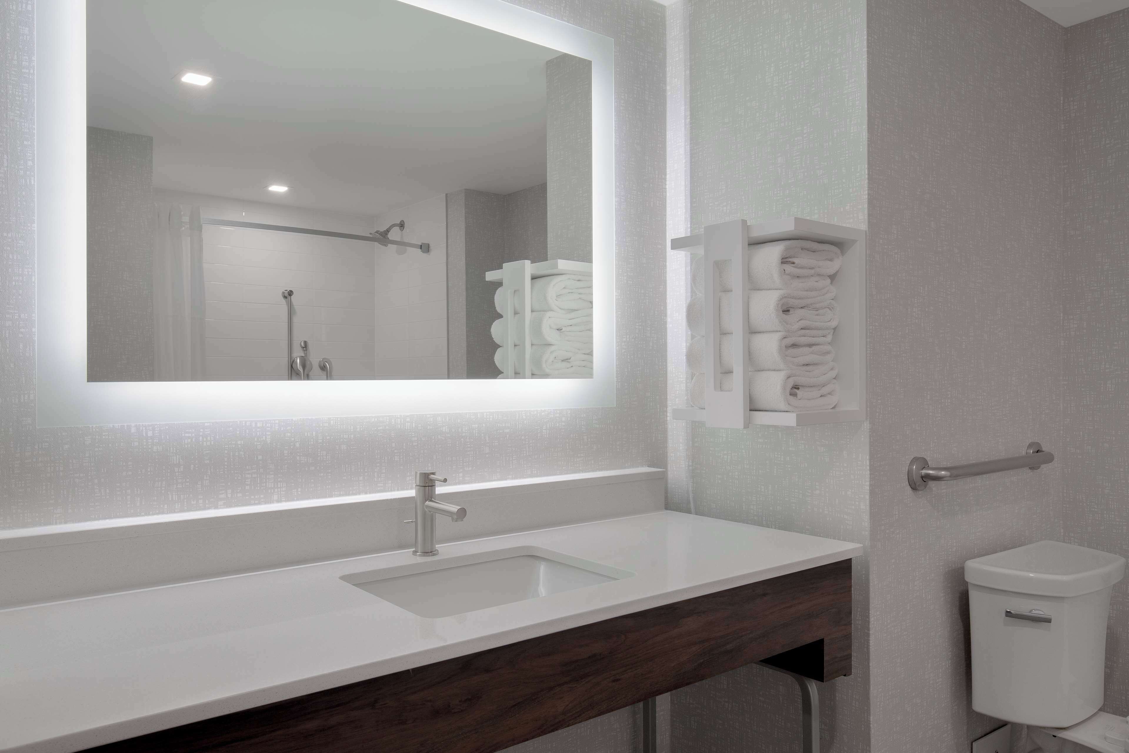 combined shower/bathtub, hair dryer, towels