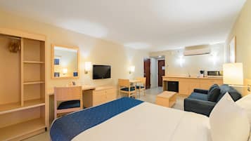 Suite, 1 grand lit et 1 canapé-lit, non-fumeurs | Cuisine privée | Micro-ondes dans l'espace commun