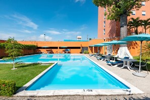 Una piscina al aire libre (de 09:00 a 20:00), sombrillas, tumbonas