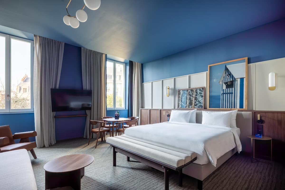 Suite junior | Ropa de cama de alta calidad, camas Select Comfort y minibar