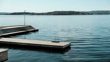 Una playa cerca, toallas de playa, pesca