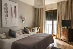 Standard Twin Room, 2 Twin Beds, City View | Minibar, in-room safe, desk, iron/ironing board