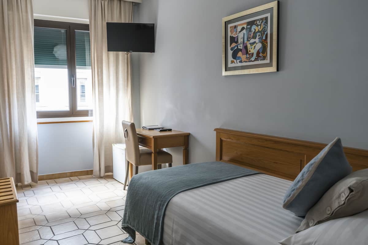 Minibar, cassaforte in camera, una scrivania, ferro/asse da stiro