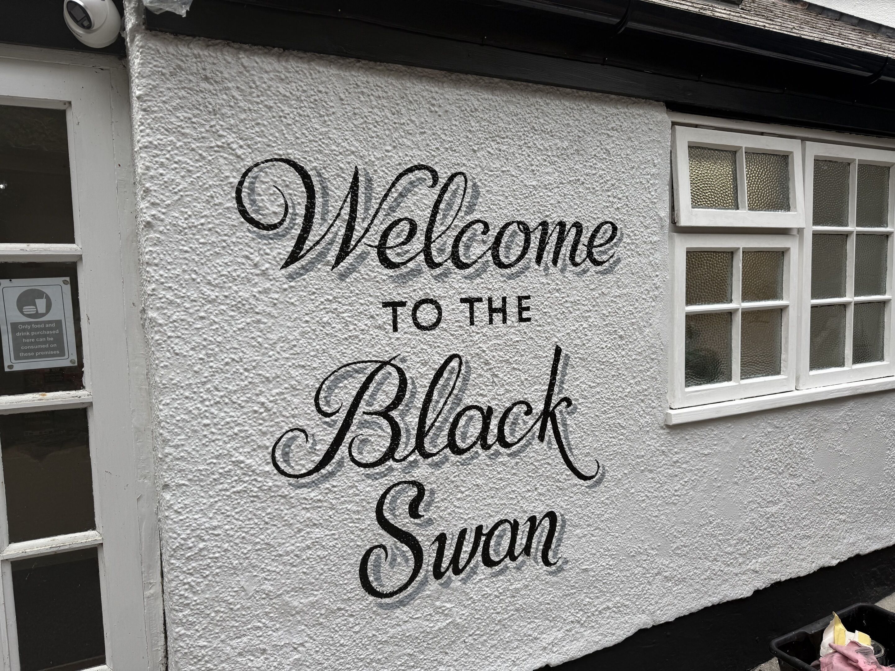 Een gebouw met een bord waarop staat 'Welcome to the Black Swan'.