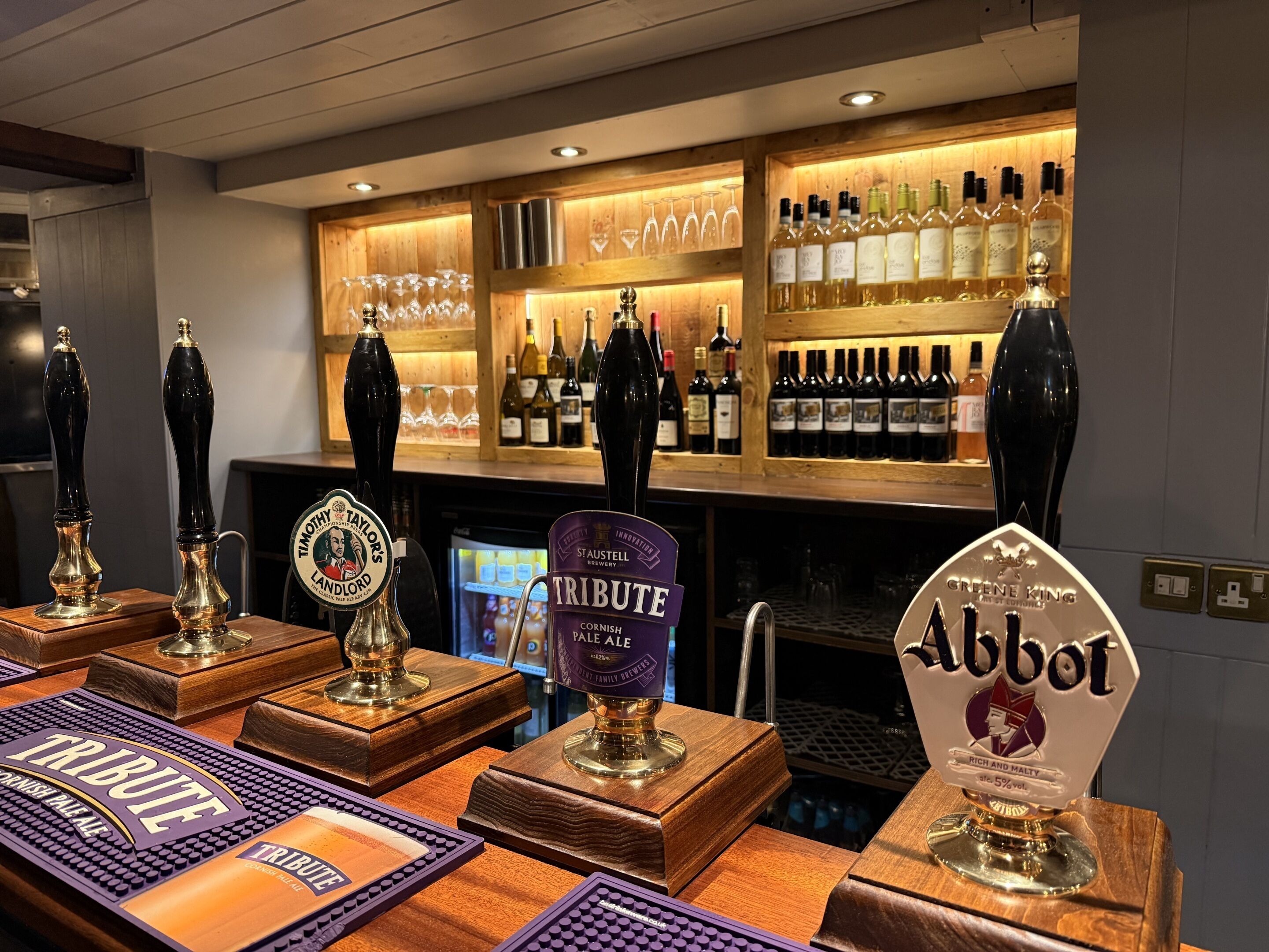 Double Room, Ensuite | Bar (on property)