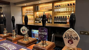 Double Room, Ensuite | Bar (on property)