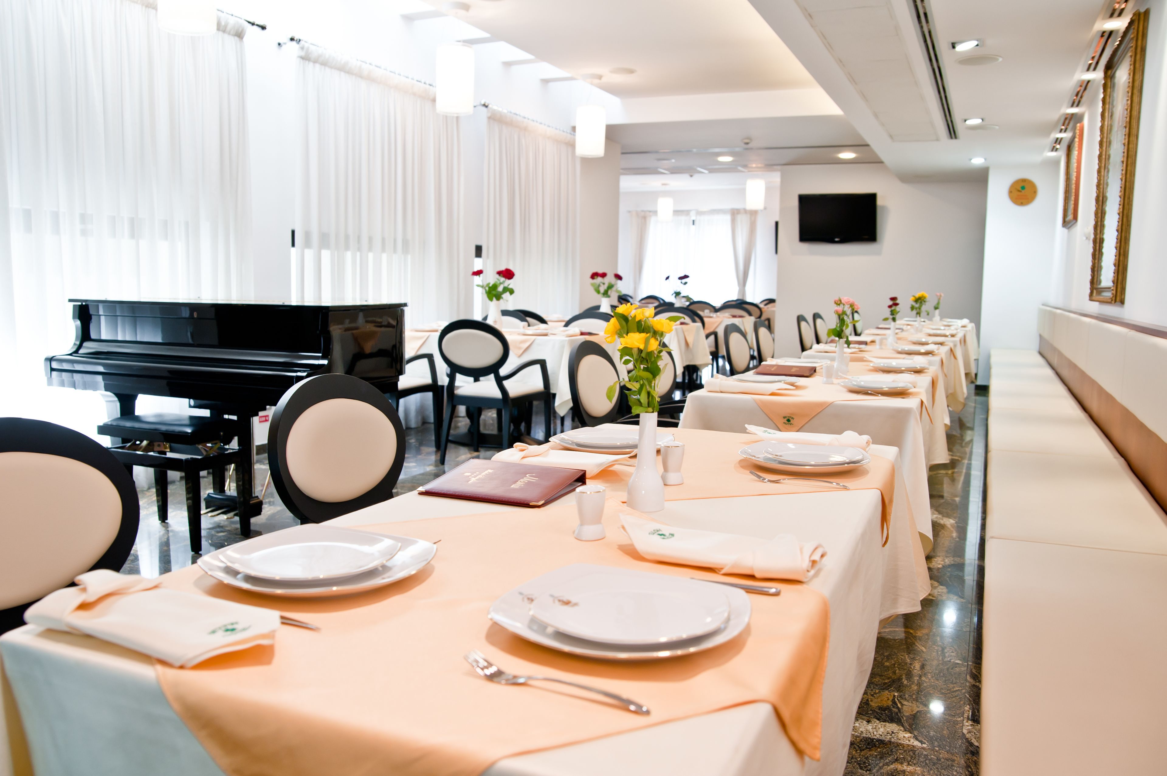 breakfast, lunch, dinner served; international cuisine