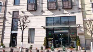 A hotel with a modern facade, large windows, and a clear entrance. - Hotel Beyfin (Cluj-Napoca)