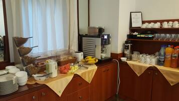 Sarapan prasmanan setiap hari (RON 60 per orang)