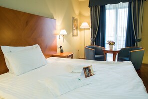 Egyptian cotton sheets, premium bedding, memory foam beds, minibar - Hotel Beyfin (Cluj-Napoca)