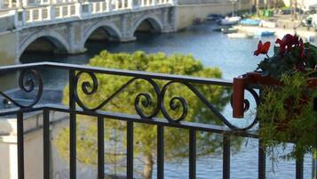 Habitación superior con 1 cama doble o 2 individuales, balcón, vistas al mar | Balcón