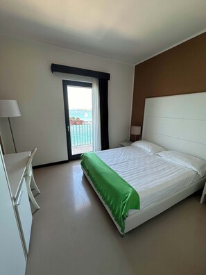 ميني بار وخزنة داخل الغرفة وتجهيزات عازلة للصوت وواي فاي مجانًا