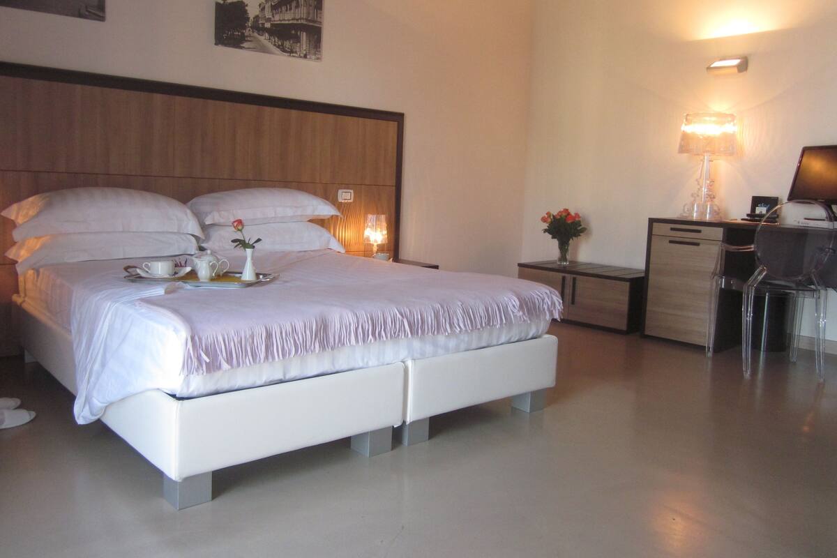 Minibar, coffre-fort, bureau, systĂšme dâinsonorisation