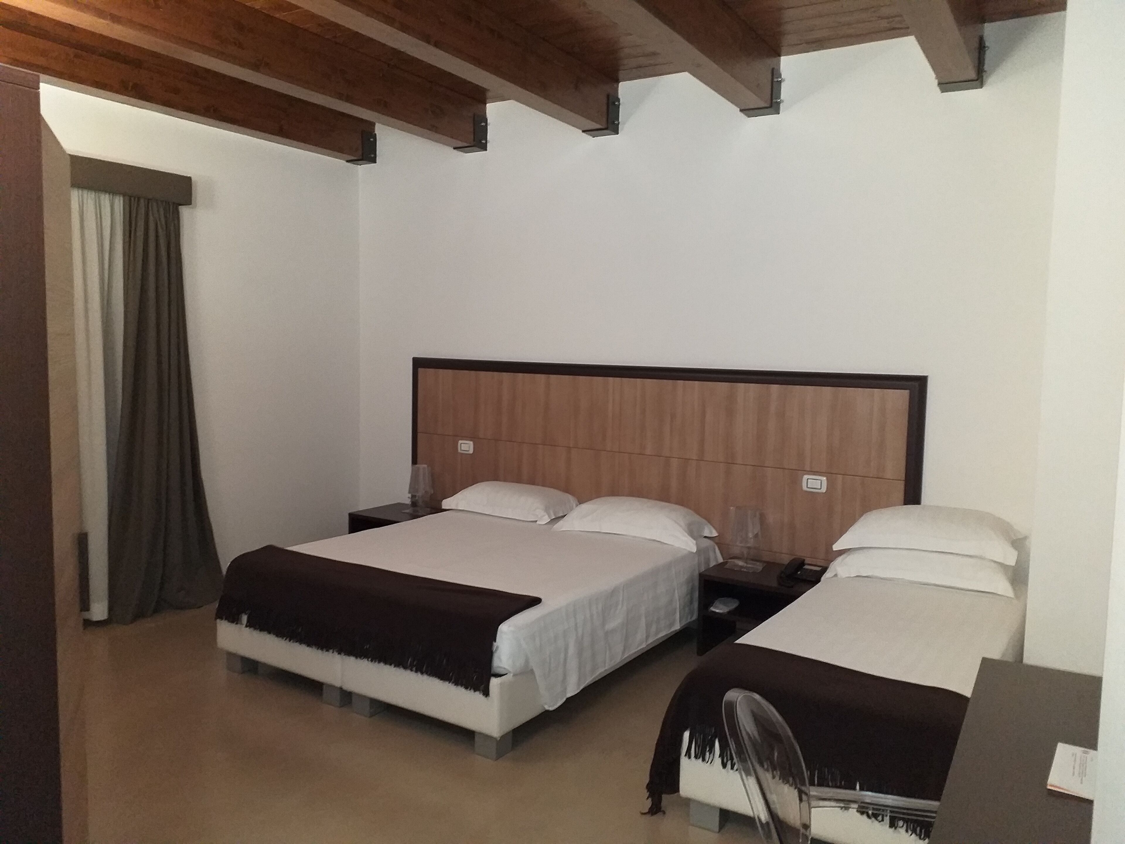 Minibar, in-room safe, soundproofing, free WiFi