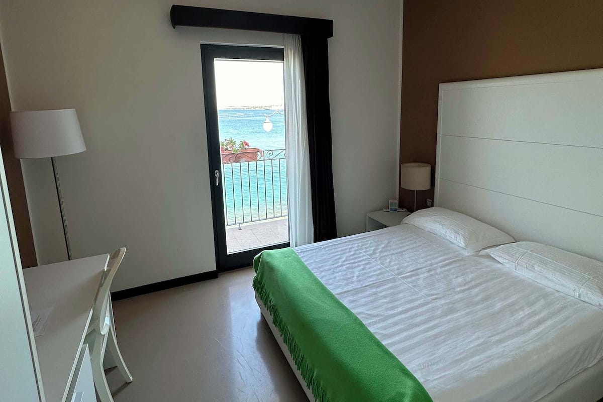 Chambre supĂ©rieure double ou avec lits jumeaux, balcon, vue sur la mer | Minibar, coffre-fort, bureau, systĂšme dâinsonorisation