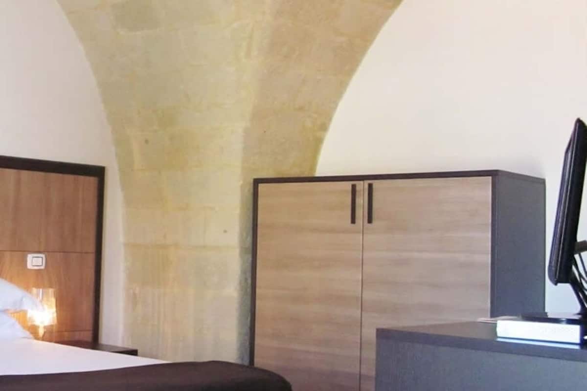 Minibar, coffre-fort, bureau, systĂšme dâinsonorisation