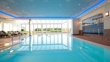 Indoor pool, sun loungers