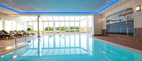 Indoor pool, sun loungers