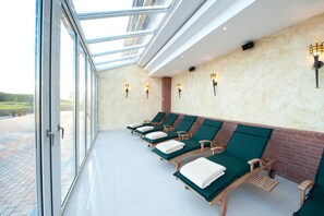 Badstue, dampbad, kroppsbehandlinger og massasje med varme steiner