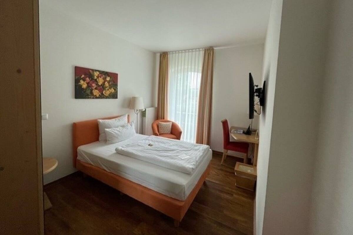 Chambre Simple | Literie hypoallergénique, coffres-forts dans les chambres