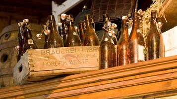 A wooden crate labeled "BRAUEREI-EIGEN UNVERKAUFLICHE NORDRH. WESTF." filled with brown glass bottles.