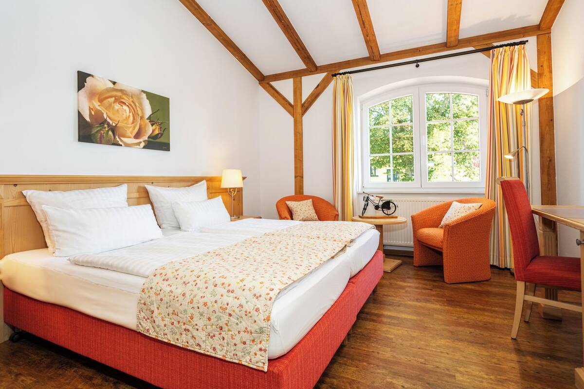 Double Room | Hypo-allergenic bedding available, in-room safe, desk, WiFi (free)