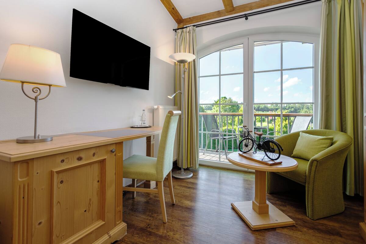 Single Room, Balcony | Hypo-allergenic bedding available, in-room safe, desk, WiFi (free)