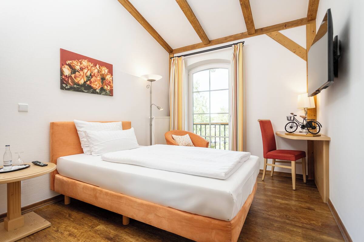 Single Room | Hypo-allergenic bedding available, in-room safe, desk, WiFi (free)