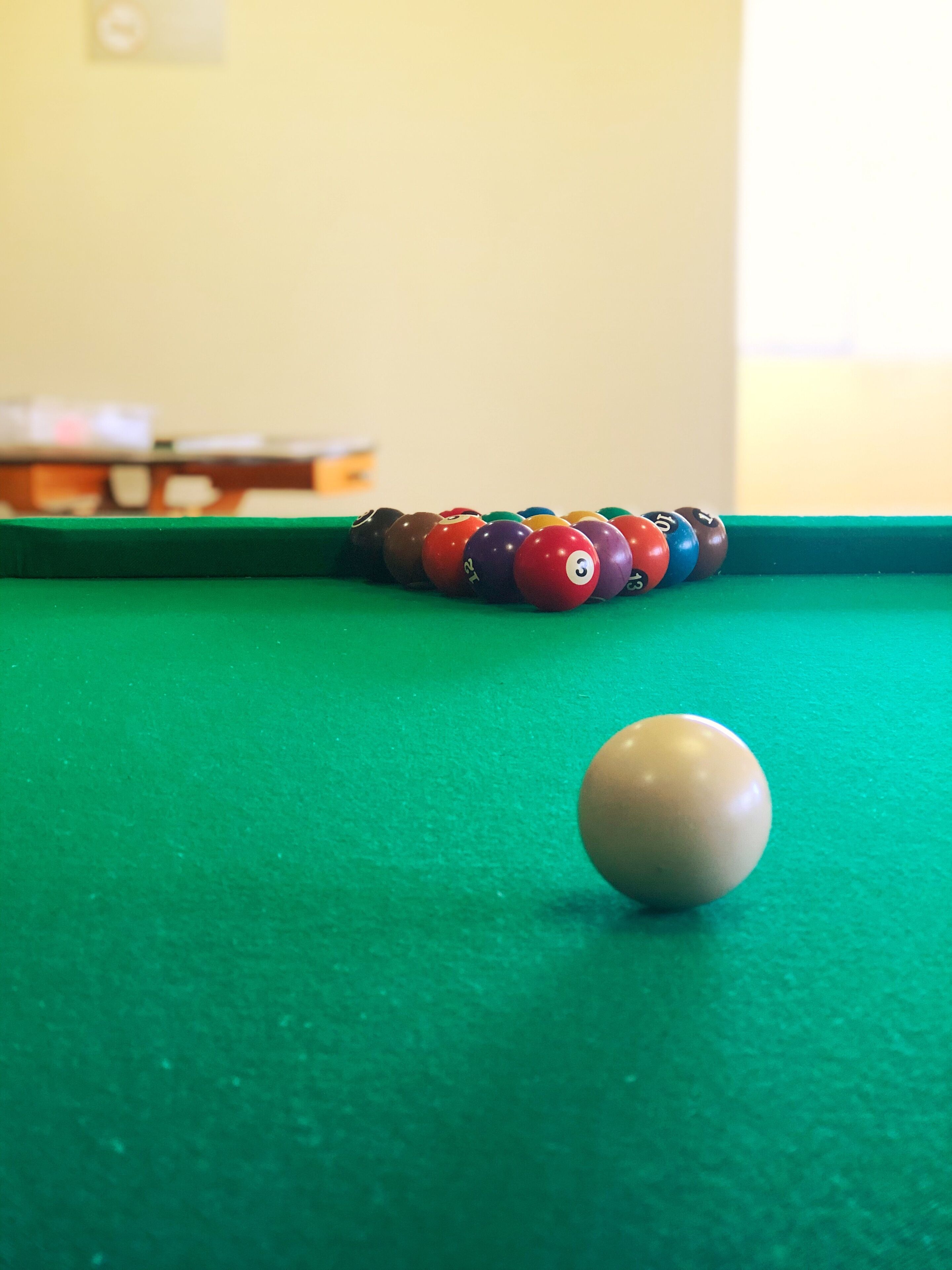 Une table de billard avec une boule blanche et des boules rayées.