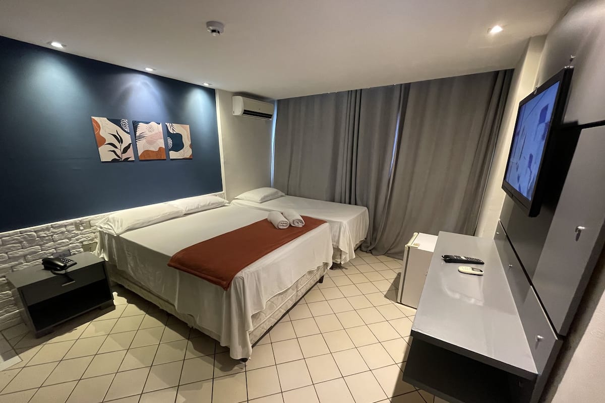 Driepersoonskamer | Een minibar, individueel gedecoreerd, individueel gemeubileerd