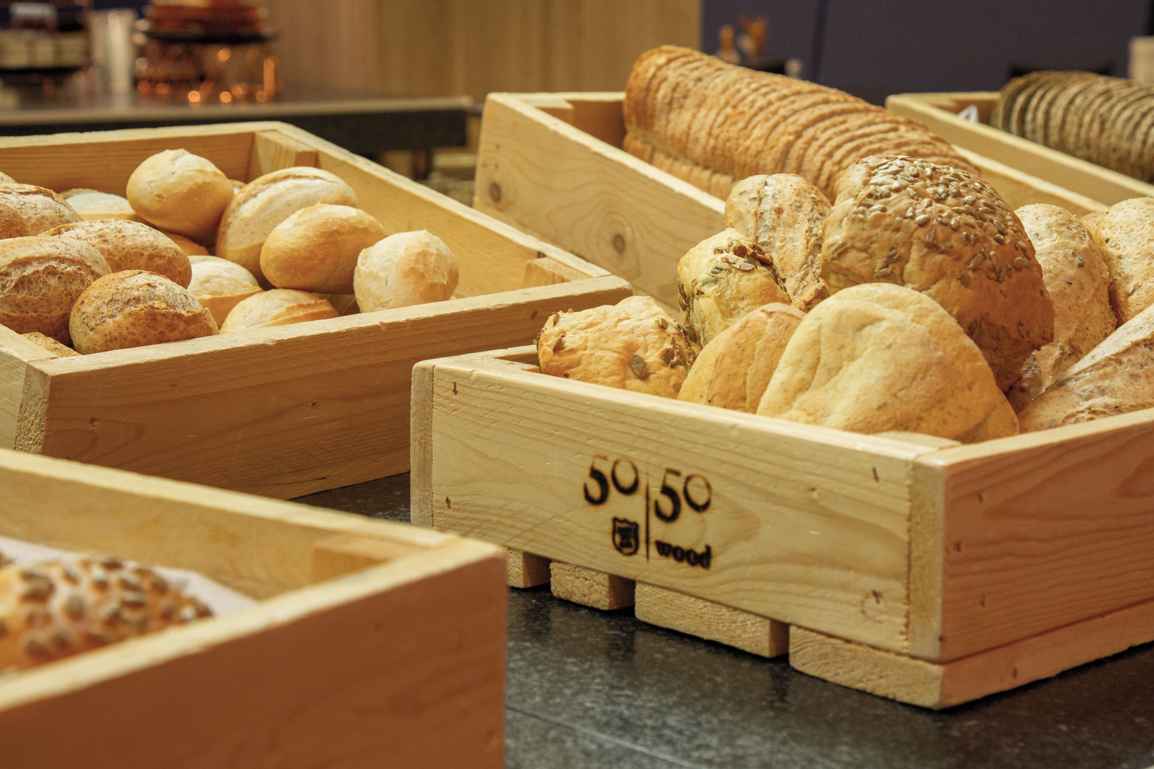 Cajas de madera llenas de diferentes tipos de pan.
