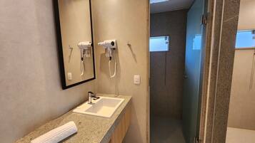 Studio | Badkamer | Een douche, gratis toiletartikelen, een haardroger, handdoeken