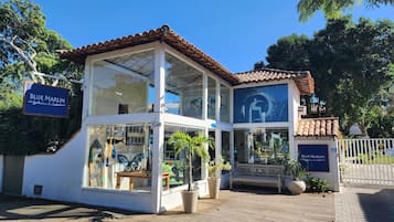 Vista frontal de la propiedad