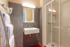 Douche, douche à « effet pluie », articles de toilette gratuits