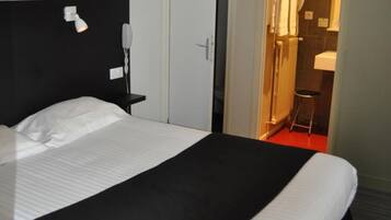 Minibar, coffres-forts dans les chambres, bureau, rideaux occultants