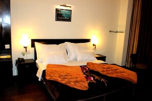 Luxury 4 Bedded Family Room | 1 bedroom, Egyptian cotton sheets, premium bedding, pillowtop beds - Hotel Hong Kong Inn (Amritsar)