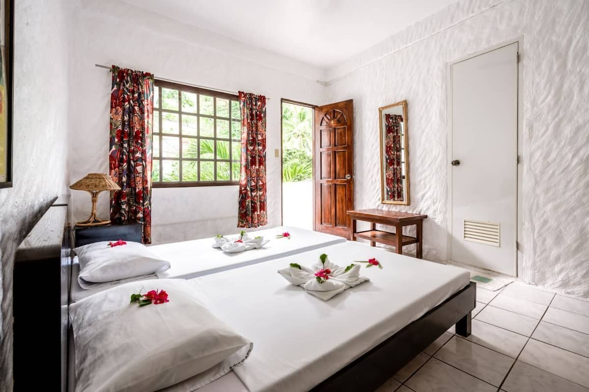 Premium kamer, aan het zwembad | Een minibar, een kluis op de kamer, gratis wifi