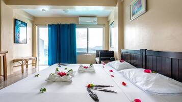 Quarto luxo, vista para o oceano, de frente para o oceano | Frigobar, cofres nos quartos, Wi-Fi de cortesia