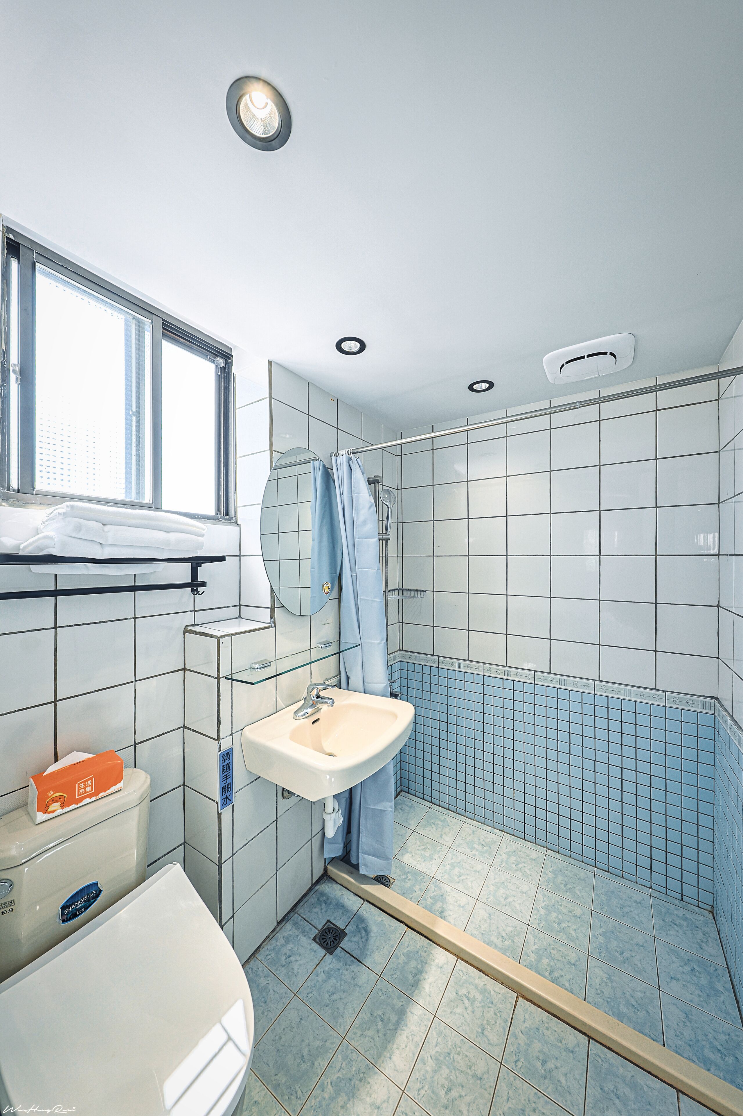Quarto casal luxo, 1 cama Queen | Banheiro | Chuveiro, produtos de toalete grátis, secador de cabelo, chinelos