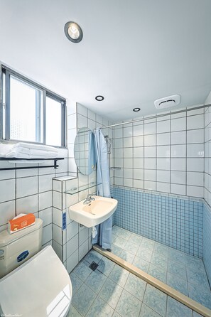Deluxe Double Room, 1 Queen Bed | Bathroom | Shower, free toiletries, hair dryer, slippers