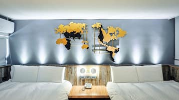 Habitación cuádruple Deluxe, 2 camas matrimoniales | Edredón, decoración personalizada y escritorio