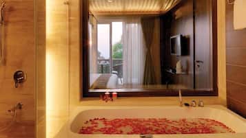 Family Suite | Bathroom | Free toiletries, hair dryer, towels