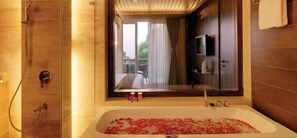 Family Suite | Bathroom | Free toiletries, hair dryer, towels - Regenta MPG Club (Mahabaleshwar)