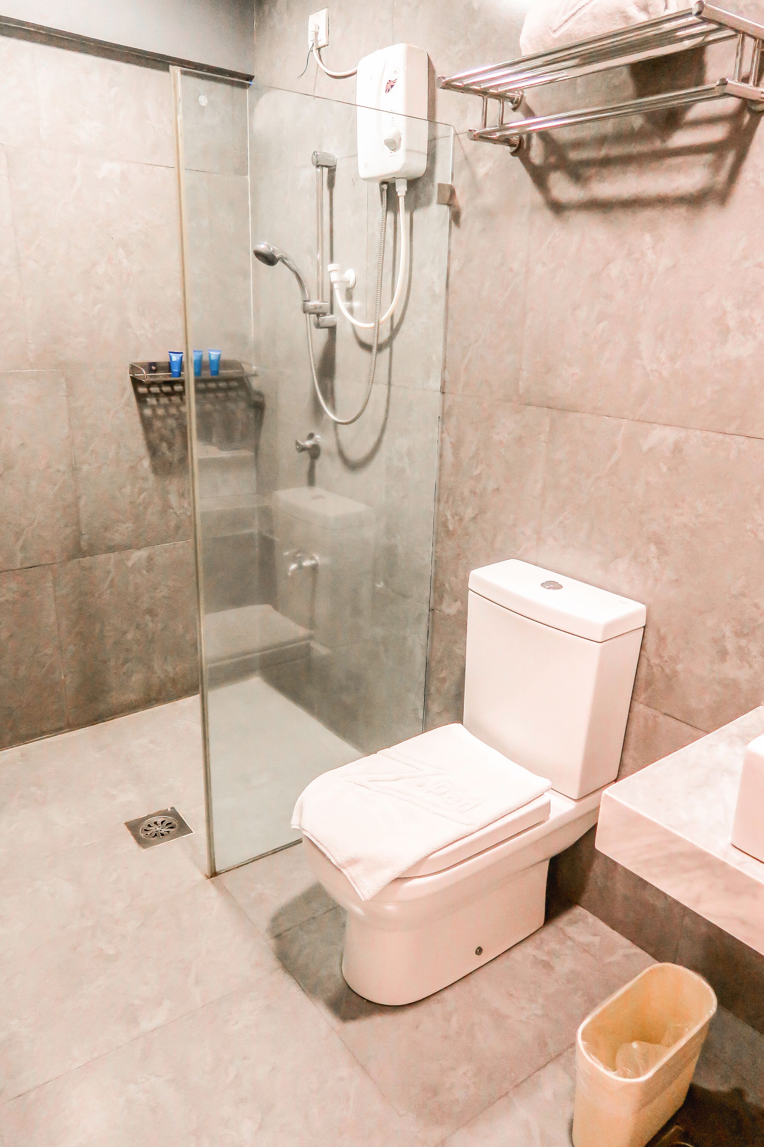junior suite | bathroom | shower, free toiletries, hair dryer, slippers