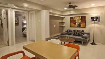 Deluxe Suite | Living room | 32-inch LED TV with cable channels, TV