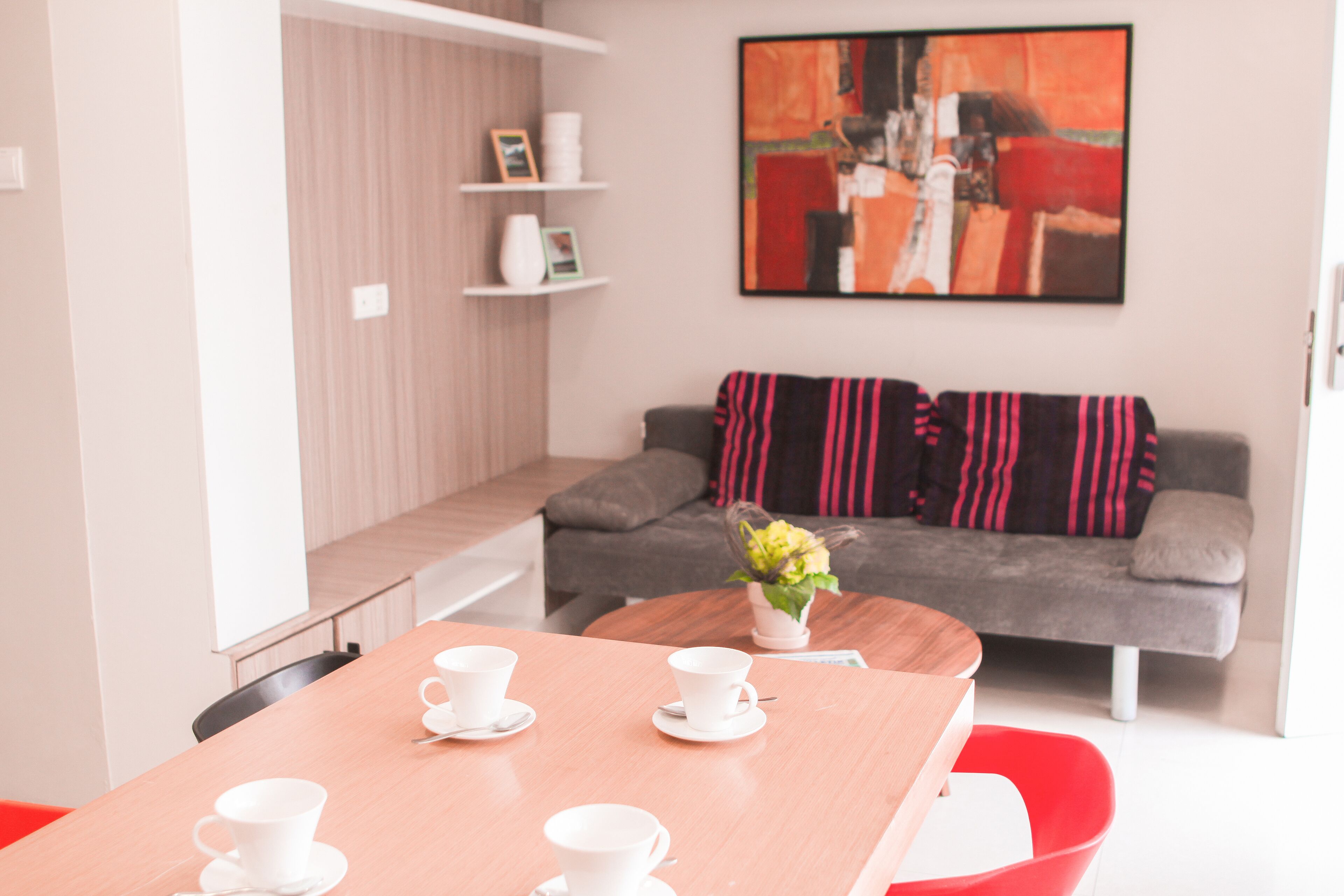 suite | living area | 32-inch led tv with cable channels, tv