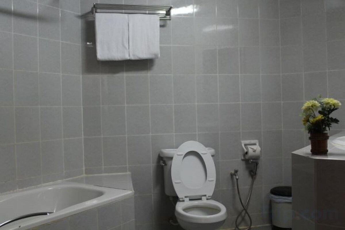 Bathroom | Combined shower/tub, free toiletries, hair dryer (on request), towels