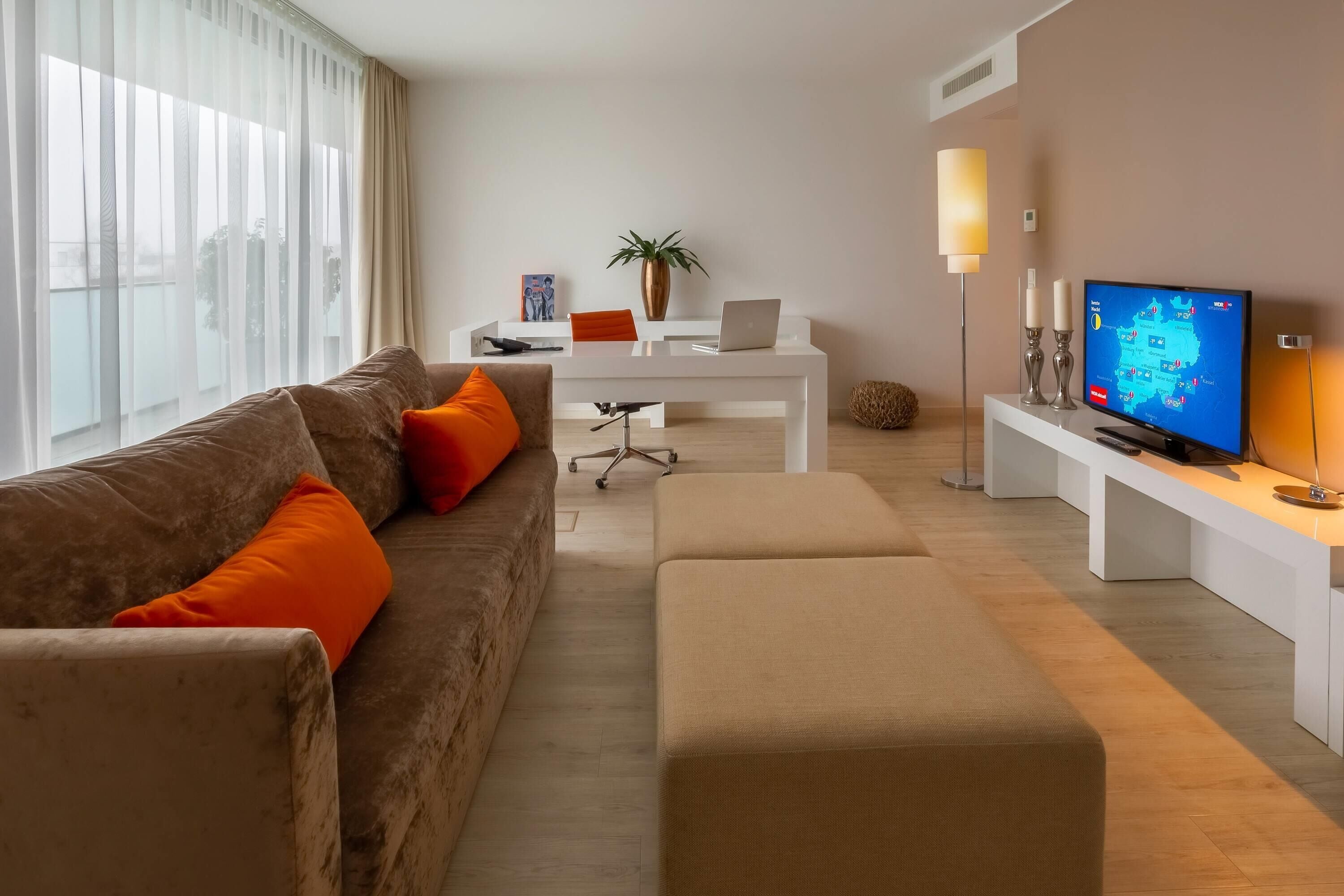 Suite, 1 tweepersoonsbed | Een minibar, een kluis op de kamer, een bureau, een laptopwerkplek